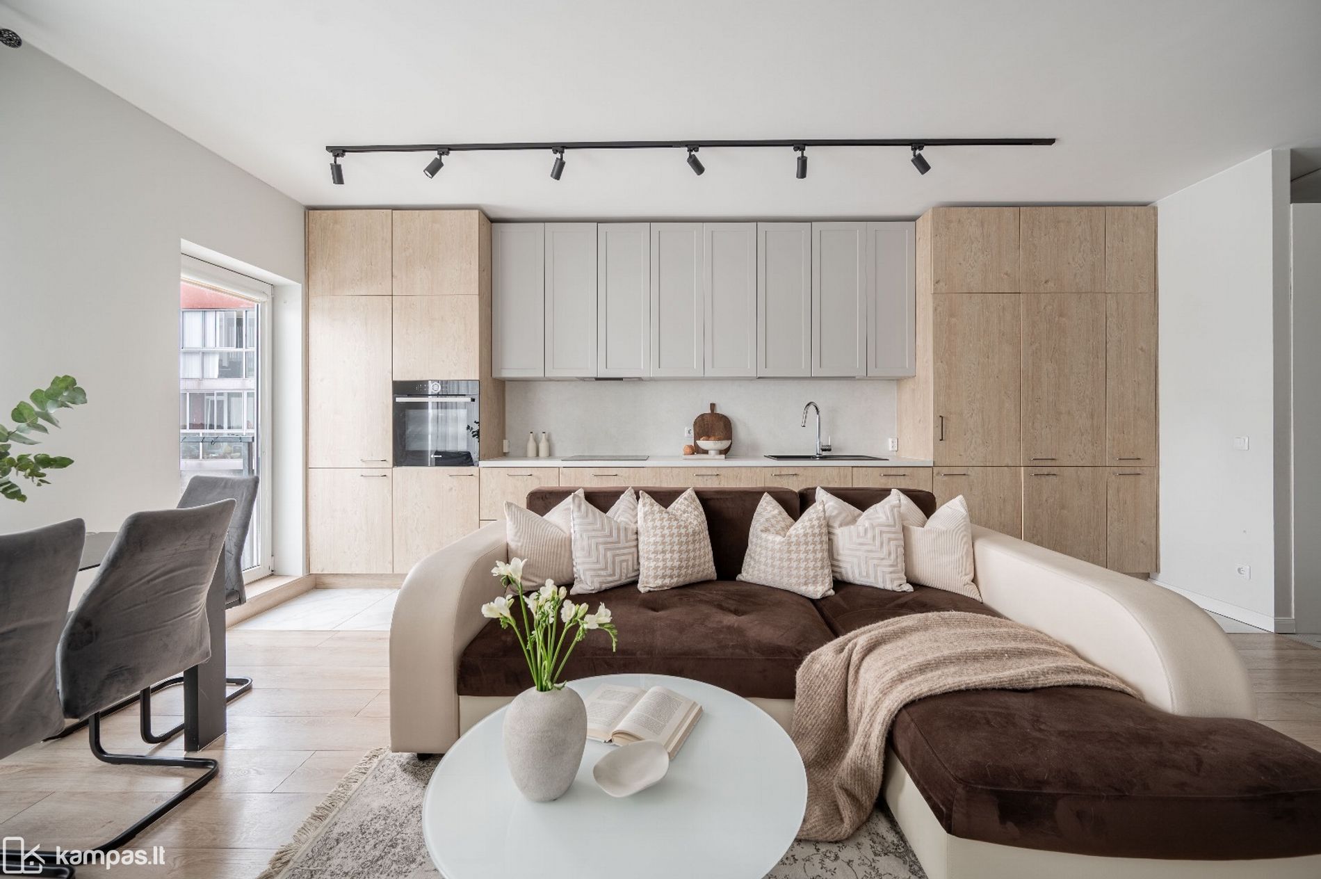 Main Image Vilnius, Karoliniškės, Algimanto Petro Kavoliuko g.